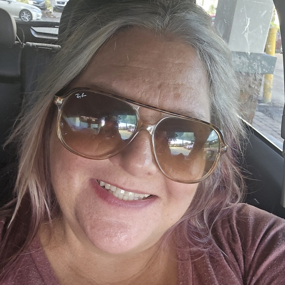 Meet your Posher, Elizabeth - Picture 2 of 3